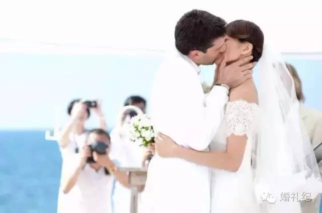 大部分人接吻是怎么吻的,婚礼上的亲吻是怎么吻的