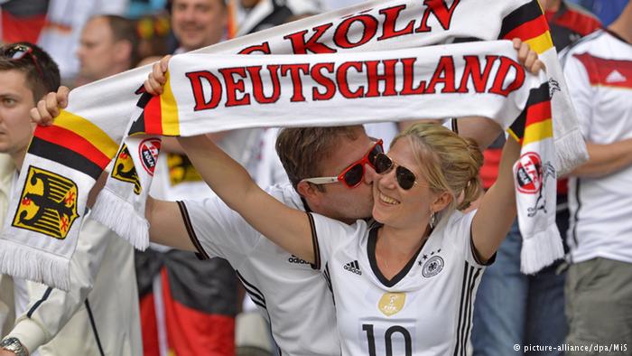 德国球迷震撼开场,德国球迷欢呼瞬间