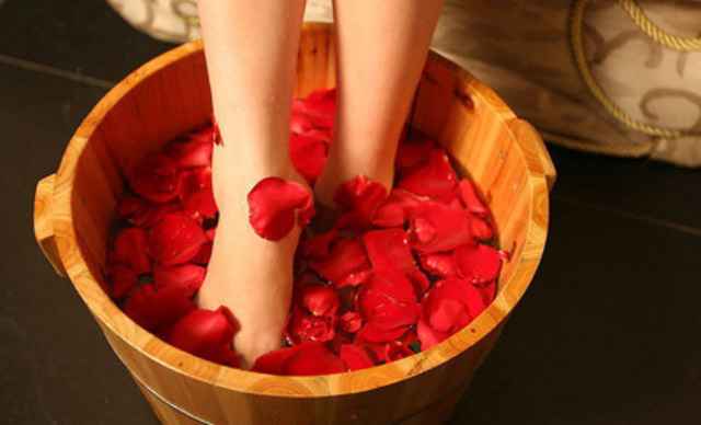 精油的正确使用视频,玫瑰精油的功效与作用及使用方法