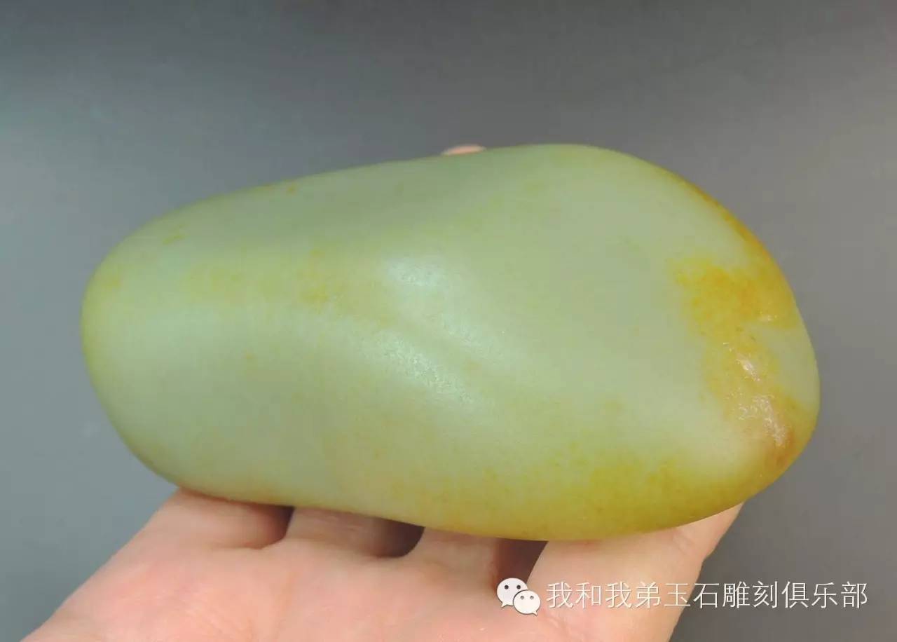 鸡油黄籽料与山料的区别,和田玉山料跟籽料哪个好