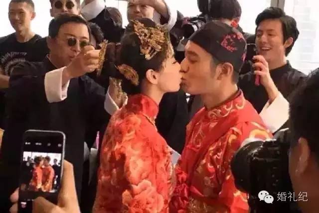 大部分人接吻是怎么吻的,婚礼上的亲吻是怎么吻的