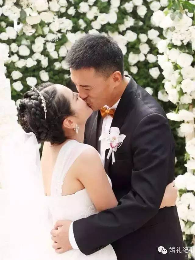 大部分人接吻是怎么吻的,婚礼上的亲吻是怎么吻的