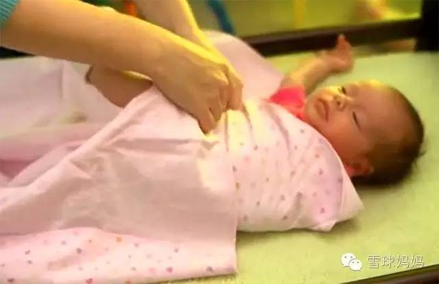 给宝宝裹起来的正确方式,给宝宝裹包被的方法
