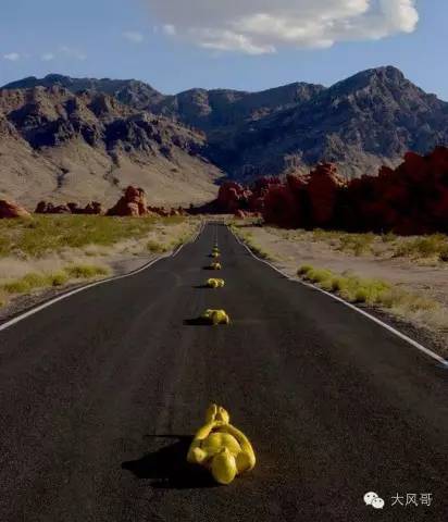 图：人体彩绘裸模藏进美景