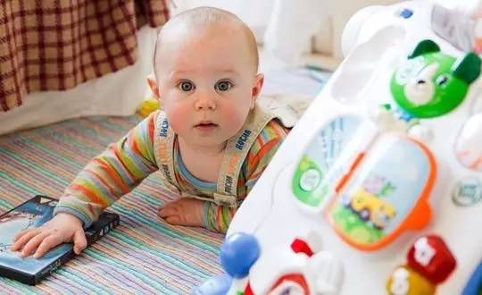 孩子周末肚子疼的要死,一周六宝宝腹泻吃什么拉什么