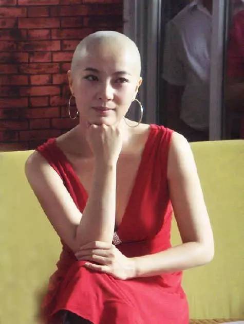 就算爱豆变光头，仍然是迷妹们最喜欢的一颗卤蛋。