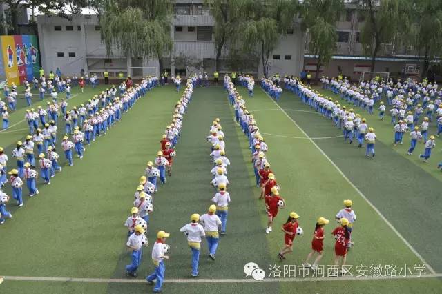 话涧西安徽路小学：阳光少年挥洒激情驰骋球场秀出风采