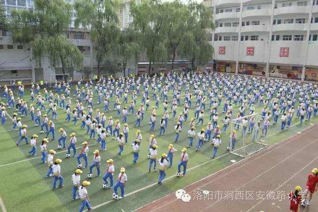 话涧西安徽路小学：阳光少年挥洒激情驰骋球场秀出风采