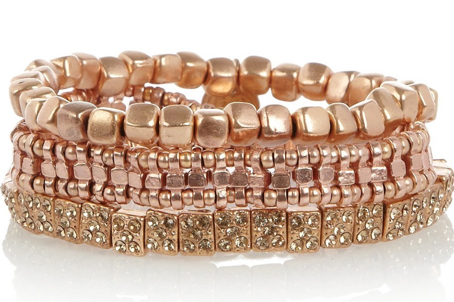 夏天当然少不了一件吊带裙,夏天需要一条温柔的吊带裙