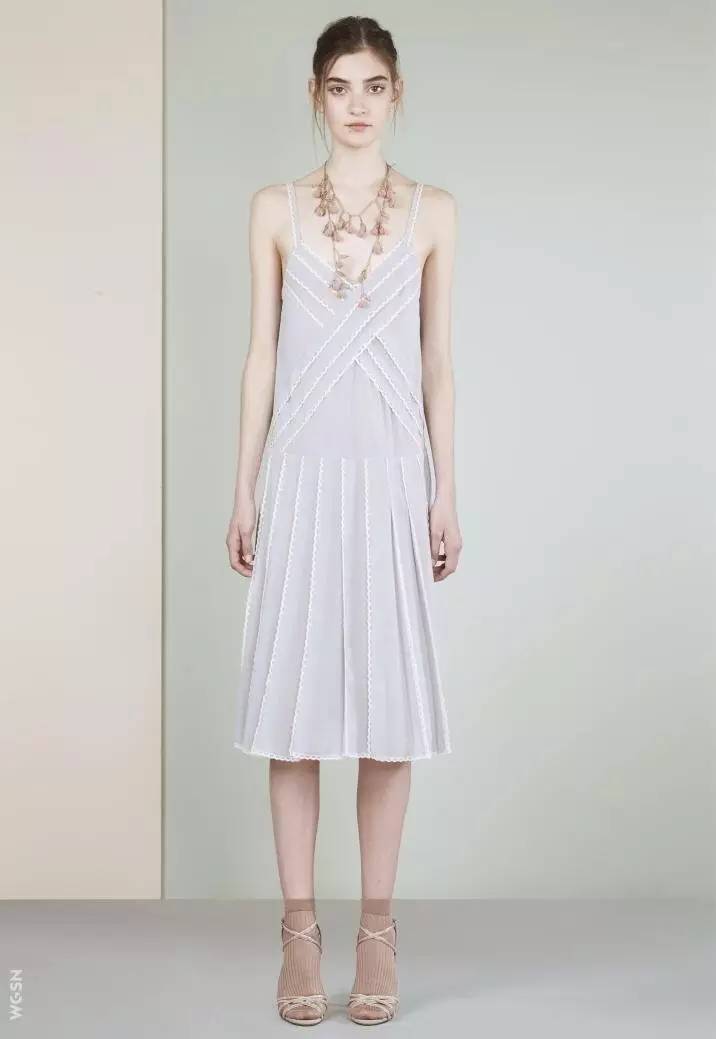 夏天当然少不了一件吊带裙,夏天需要一条温柔的吊带裙