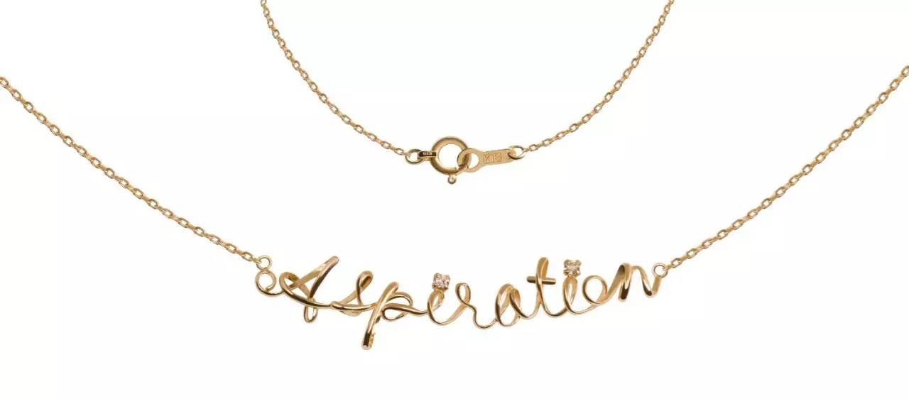 夏天当然少不了一件吊带裙,夏天需要一条温柔的吊带裙