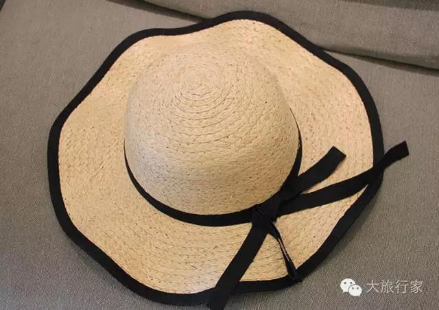 想在旅行中穿的比景色更撩人，何必东走（fei）西逛（qian