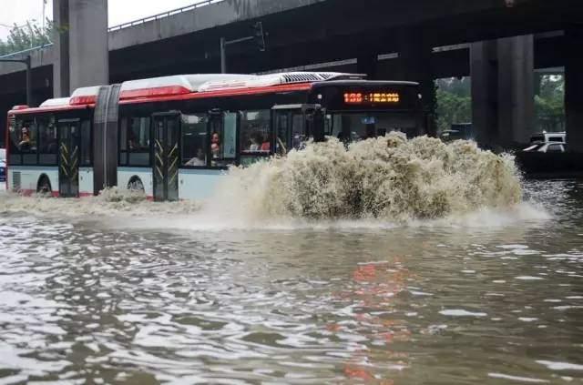 成都多地持续大到暴雨,成都强降雨