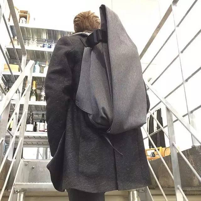 老板出门谈生意带什么包 (商务人士背什么包合适)