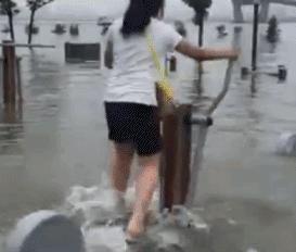 怎么不用手就能把足球给拿起来,打不过就把足球拿起来