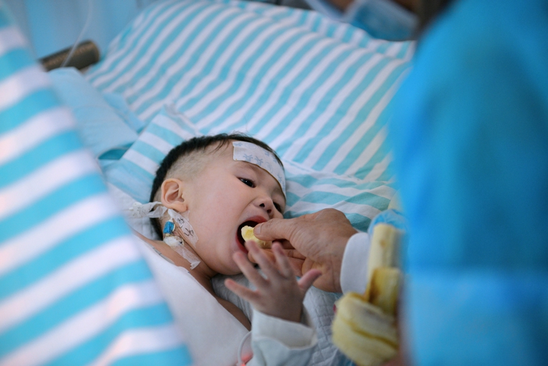 大眼睛姑娘哭,大眼睛女孩伤感眼神