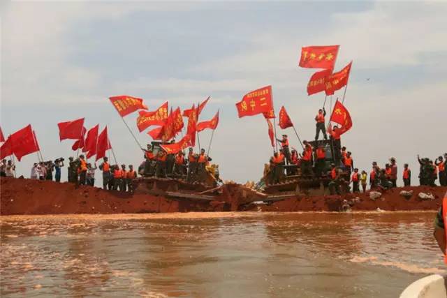 抗洪救灾的部队官兵扛沙袋,抗洪救灾担使命众志成城守家园