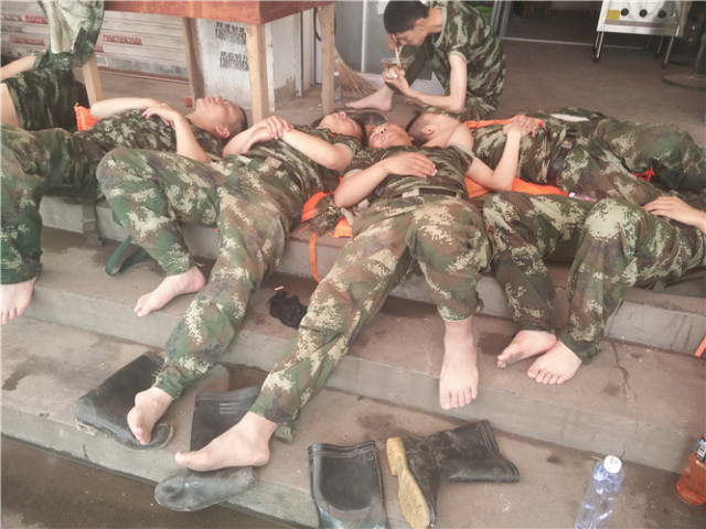 抗洪救灾的部队官兵扛沙袋,抗洪救灾担使命众志成城守家园