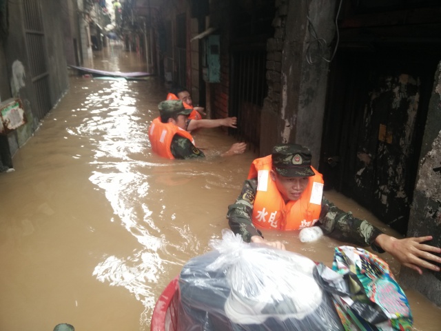 抗洪救灾的部队官兵扛沙袋,抗洪救灾担使命众志成城守家园