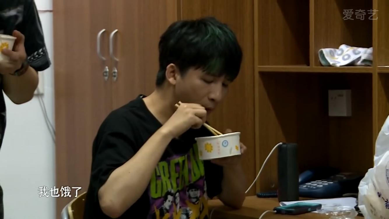 鹿晗大张伟我去上学啦手势,鹿晗传染