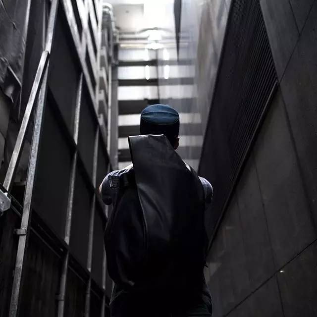 老板出门谈生意带什么包 (商务人士背什么包合适)