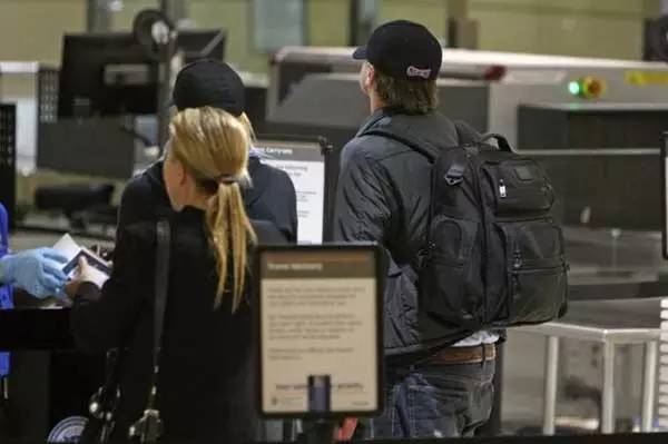 老板出门谈生意带什么包 (商务人士背什么包合适)