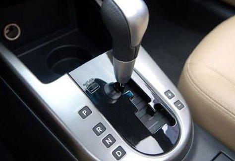 自动挡上坡会往后溜怎么办视频,自动挡坡道后溜正常吗