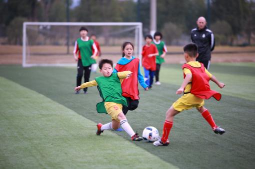 青少年足球暑期训练营,青少年足球公益培训计划启动