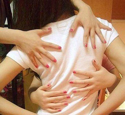 怎么不用手就能把足球给拿起来,打不过就把足球拿起来