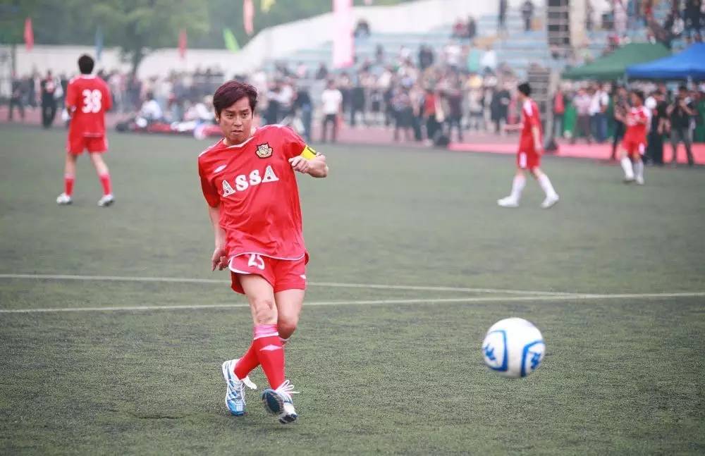 鹿晗踢球水平怎样,鹿晗足球在娱乐圈是什么水平