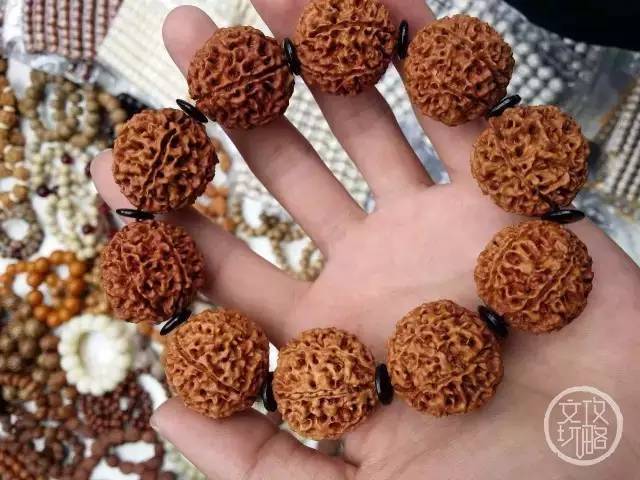 老婆和妈掉水里先救谁正确答案,媳妇和孩子掉水里先救谁最佳答案