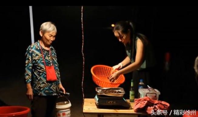 徐州某集市卖“姐喽龟”的，这场面你见过吗？