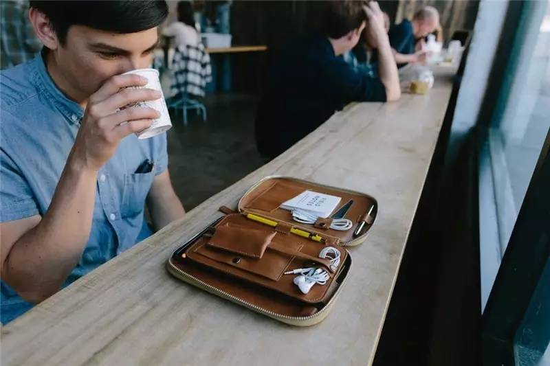 老板出门谈生意带什么包 (商务人士背什么包合适)