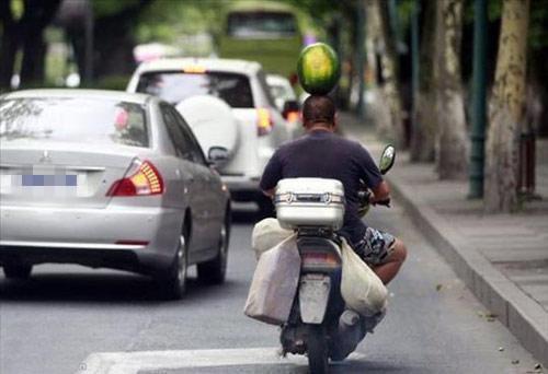 怎么不用手就能把足球给拿起来,打不过就把足球拿起来