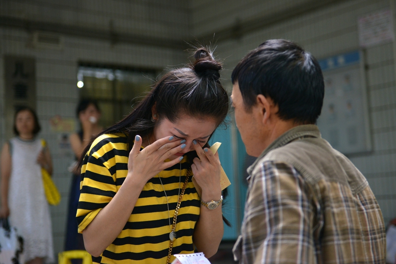 大眼睛姑娘哭,大眼睛女孩伤感眼神