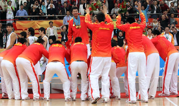 究竟是谁欠王治郅一个退役仪式？伟大的中国中锋生日快乐！