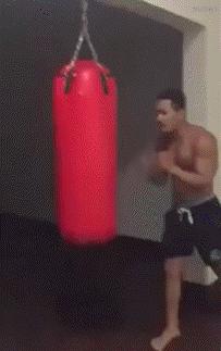 怎么不用手就能把足球给拿起来,打不过就把足球拿起来