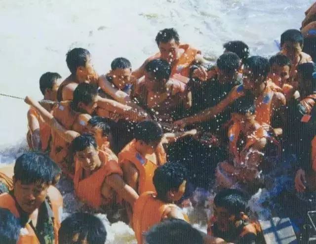 抗洪救灾的部队官兵扛沙袋,抗洪救灾担使命众志成城守家园