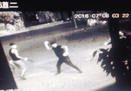 砸理发店后续,男子砸理发店视频