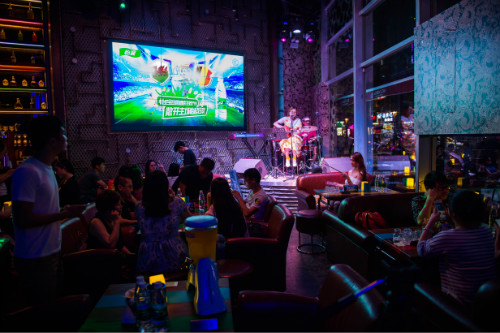 世界最大足球体育场,世界最大足球亮相上海