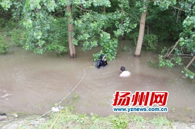马卞港闸堤坝出现两处管涌“水下蛙人”连夜排险