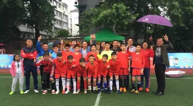 富阳这所学校，从张鸿铭市长手里捧回了奖杯！