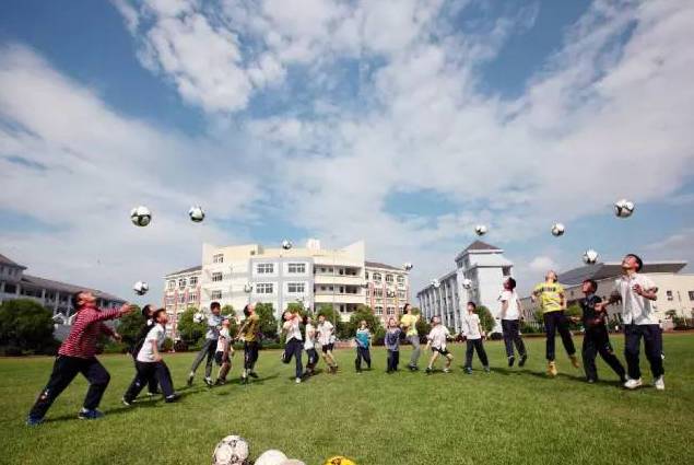 富阳这所学校，从张鸿铭市长手里捧回了奖杯！