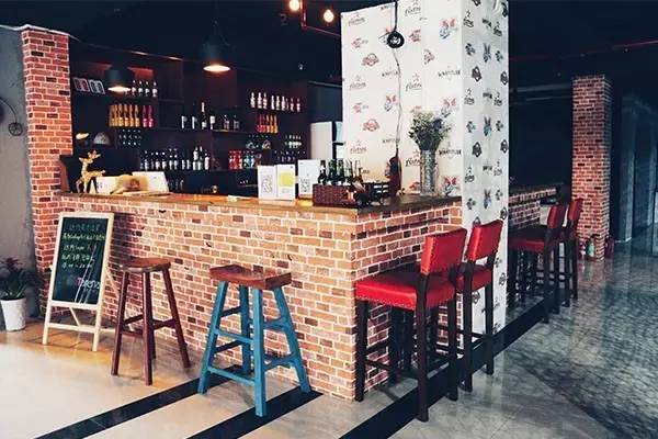 棒球！足球！桌游台球啤酒！在这个超酷的室内棒球馆度过一个慵懒的午后！