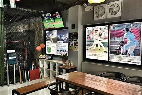 棒球！足球！桌游台球啤酒！在这个超酷的室内棒球馆度过一个慵懒的午后！