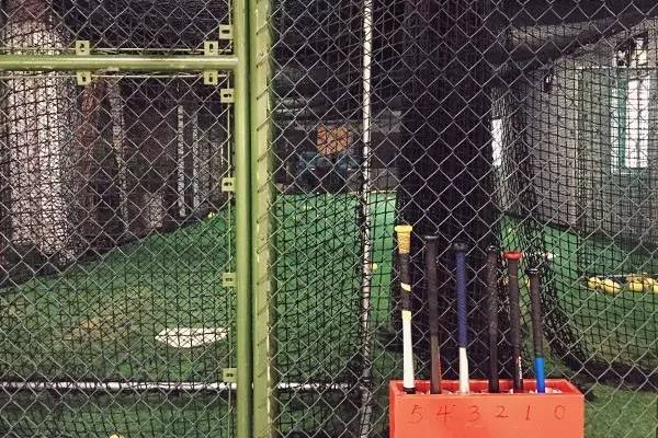 棒球！足球！桌游台球啤酒！在这个超酷的室内棒球馆度过一个慵懒的午后！