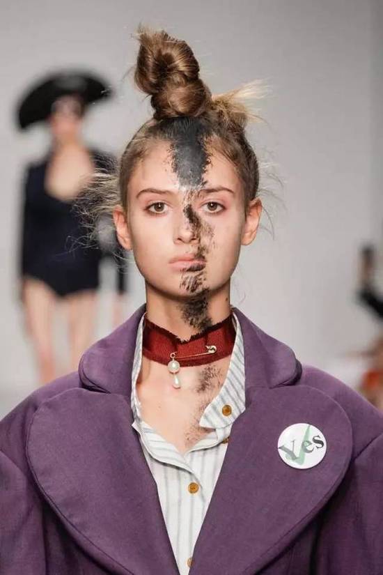 女生脖子上的choker,女孩脖子上的黑色的环