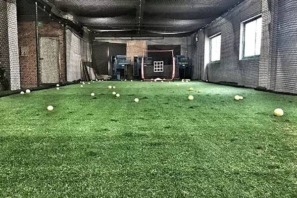 棒球！足球！桌游台球啤酒！在这个超酷的室内棒球馆度过一个慵懒的午后！