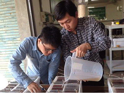 我伙呆!这些物质也能发电点亮LED灯？