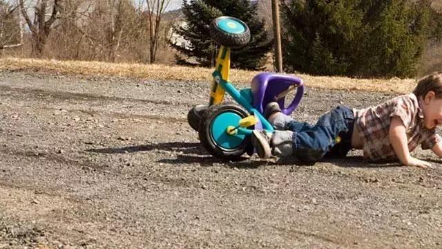 孩子磕碰家长正确处理方式,宝宝老是磕磕碰碰受伤怎么办